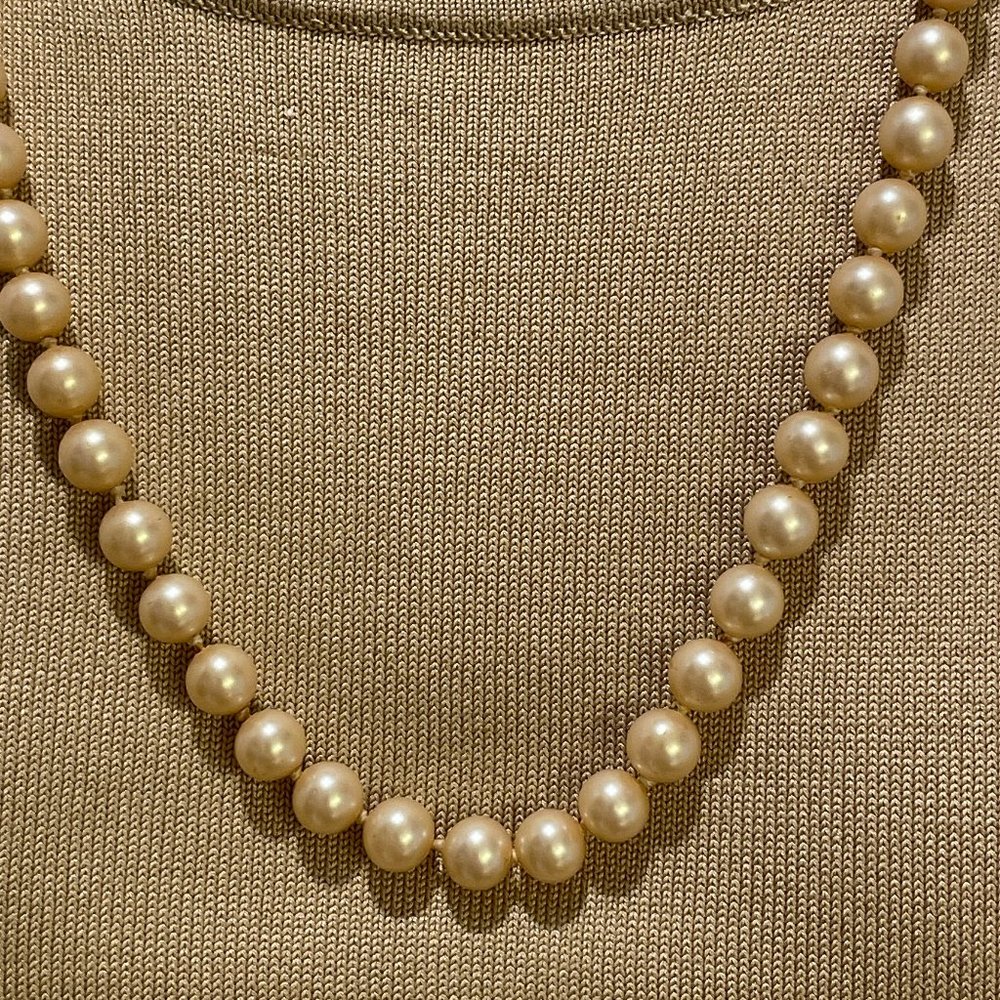 VGUC Vintage 1970's Faux Pearl Necklace, Gold-Tone Flower Clasp, 24" L